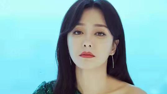 秦岚|秦岚西装造型好A，配短裤休闲又个性，这类穿衣风格真特别！