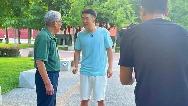 杜海涛 杜海涛做运动被偶遇，两个摄影师跟随，瘦身后气质颜值上升
