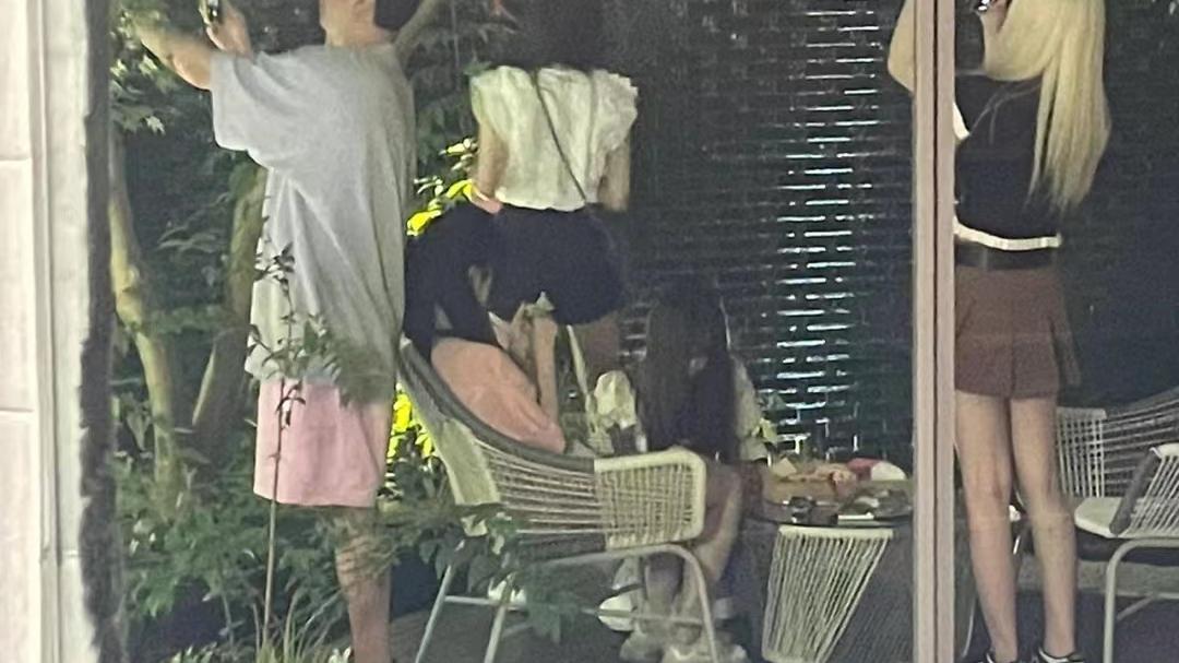 王思聪|34岁王思聪身材发福认不出！与4名年轻女性用餐，和店员大方合影