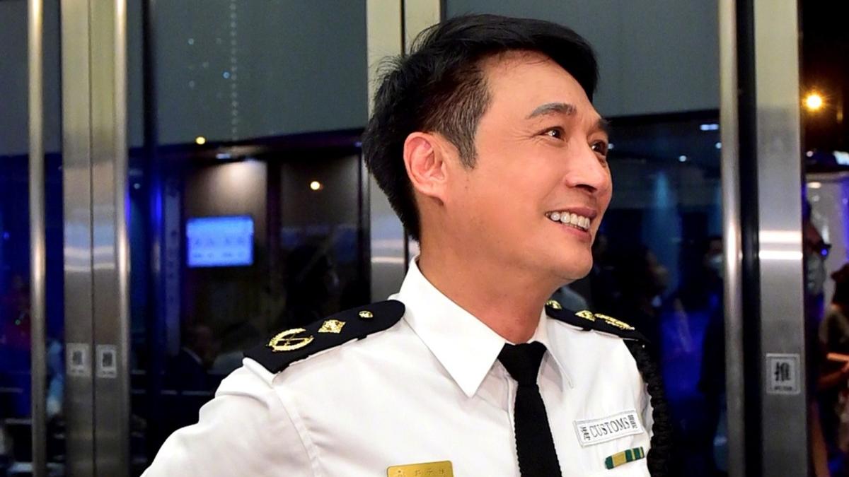 谢霆锋|41岁谢霆锋胸肌若隐若现，肩宽腰细腿又长，网友：说他30我都信