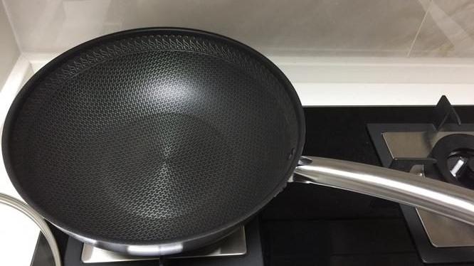 不粘锅究竟为什么能做到“不粘”？