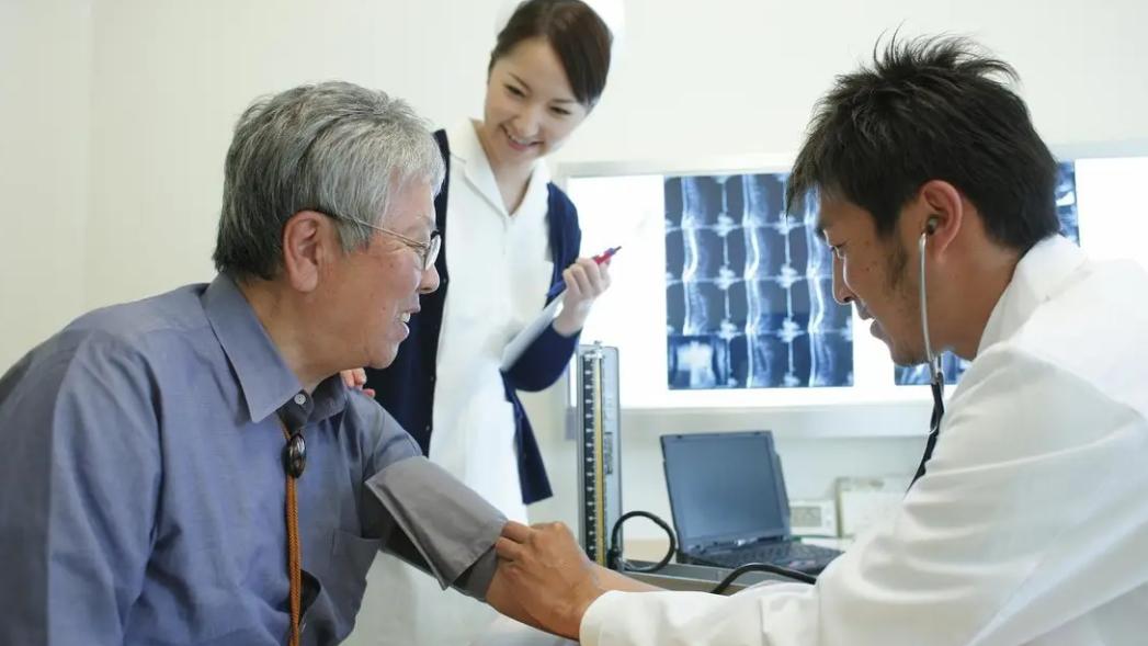 黄芪|55岁大哥喝酒30年，肝脏却嫩如“新芽”，医生：酒后一事做的好