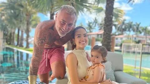 吉安|意54岁富豪晒“全家福”，1岁独生女皱眉也可爱，模特女友很满足