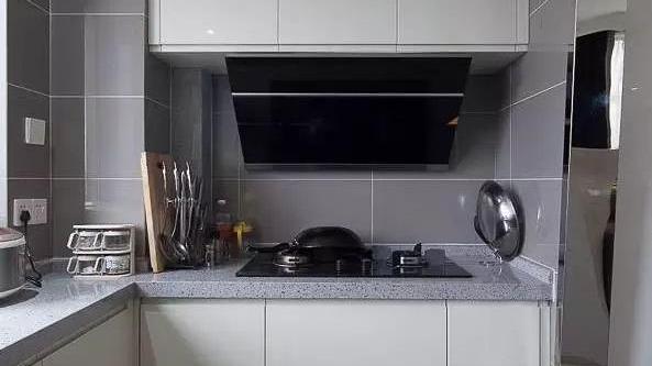 厨房贴瓷砖和装橱柜的顺序不能错，否则问题很多，还要注意4点