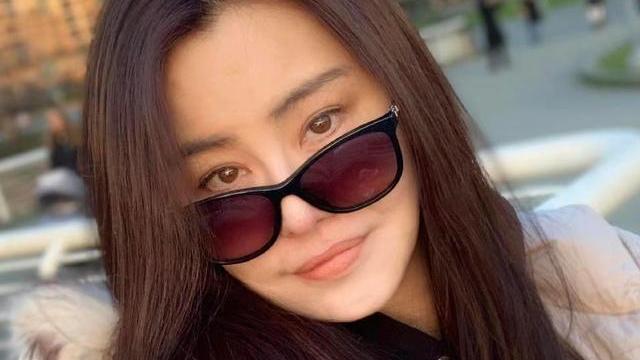 |王祖贤55岁近照曝光，素颜状态超好，不愧是初代女神