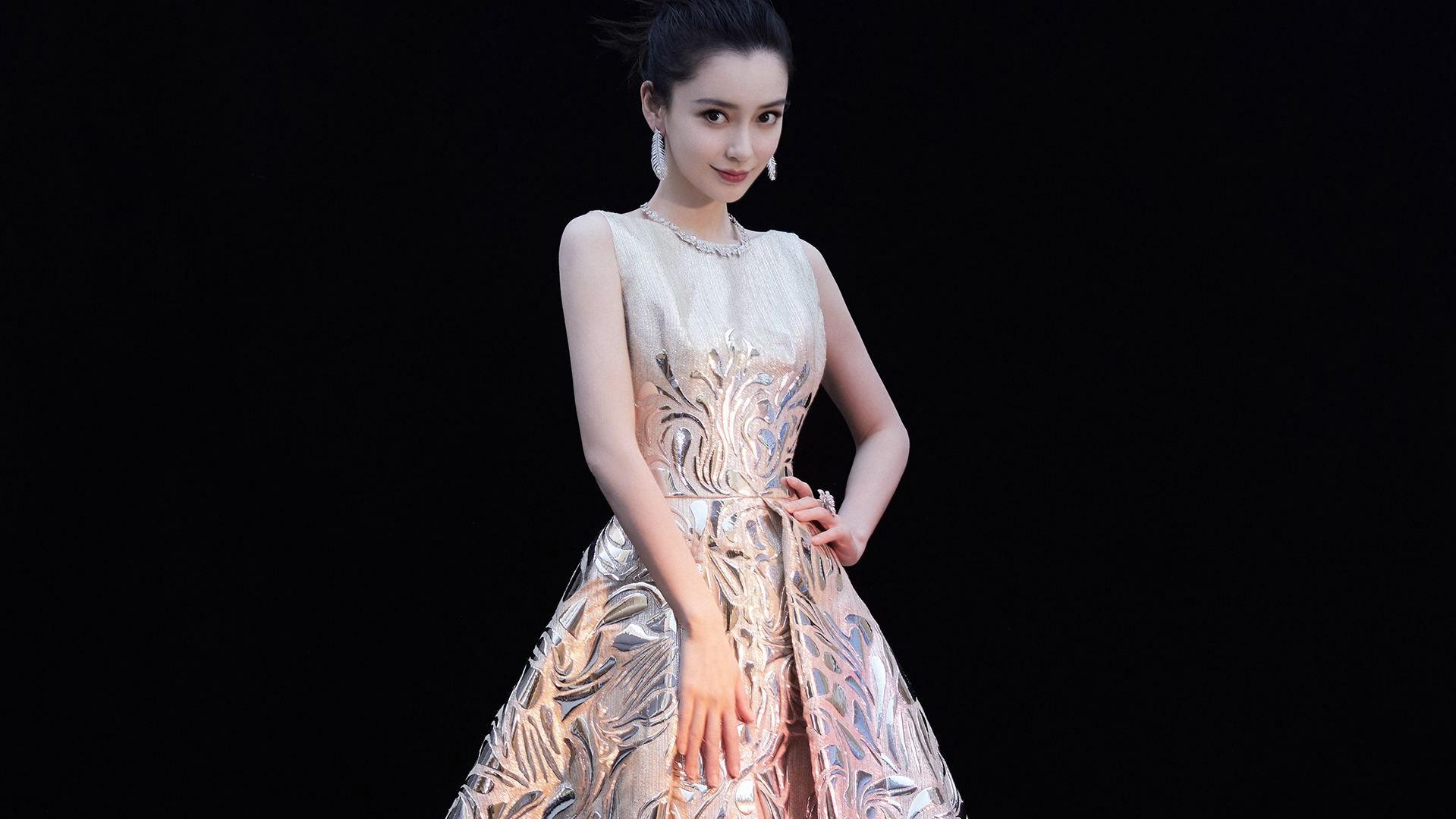 Angelababy|杨颖在悦凯员工手册中站在C位，备受宠爱的杨洋，站在了她的旁边