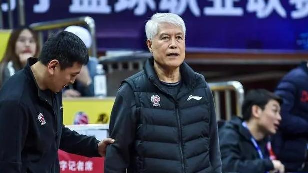 深圳男篮|CBA三消息：深圳引进辽籍主帅，郭艾伦现身广东，蒋兴权备受感动