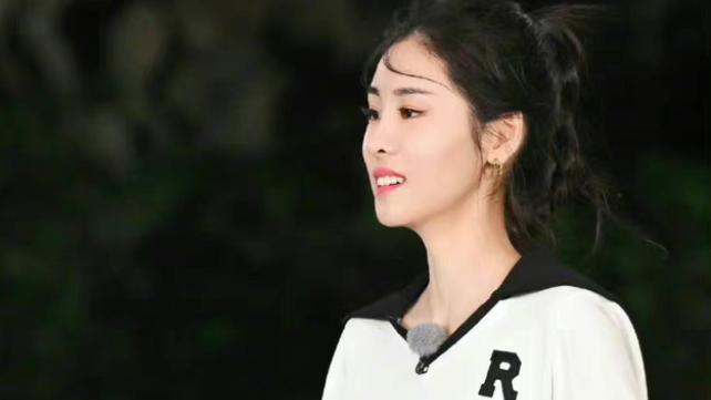 张碧晨|《跑男》开播，张碧晨在节目中的表现太令人失望，全程不明白规则，只会无脑撕名牌