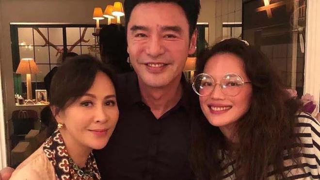 刘嘉玲|舒淇到刘嘉玲家里做客，因为内急走错厕所，事后刘嘉玲砸了卫生间