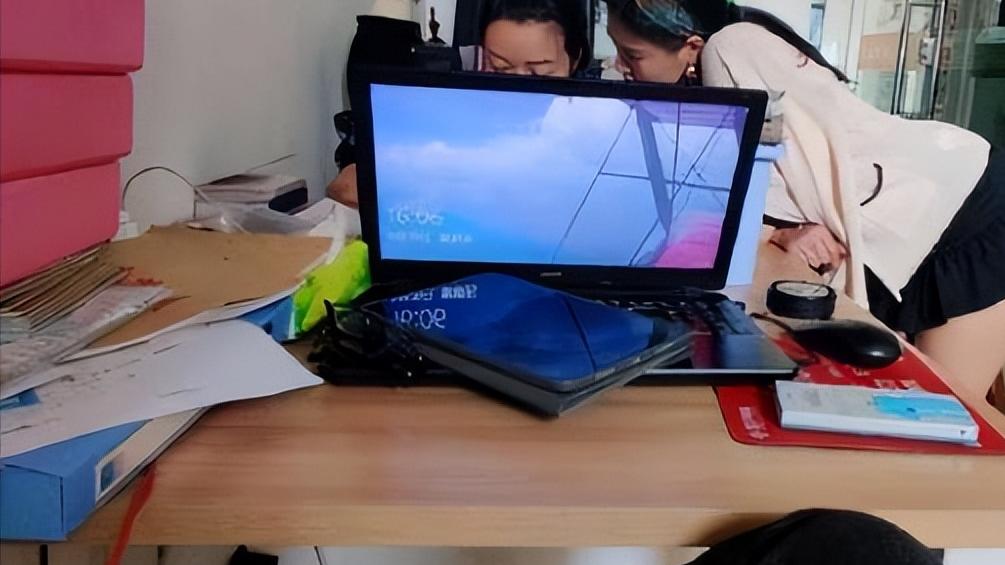 天风证券|公司新来了个女同事，每天都到办公室请教问题，我真支撑不住了