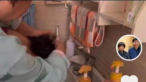 带货|杜妈给女儿洗头，直播带货频频看稿，郭爸当助手：她在努力地活着
