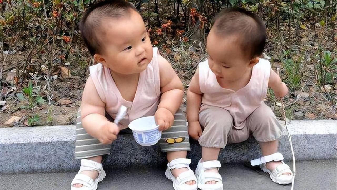双胞胎孩子，一个喝母乳，一个喝奶粉，不等长大差距逐渐明显