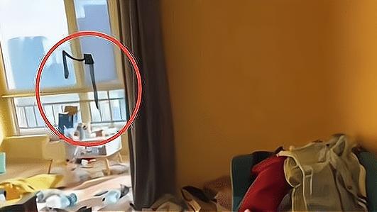 |浙江：一女演员退租，房间里胸罩乱挂裤袜遍地，房东：味道还很重