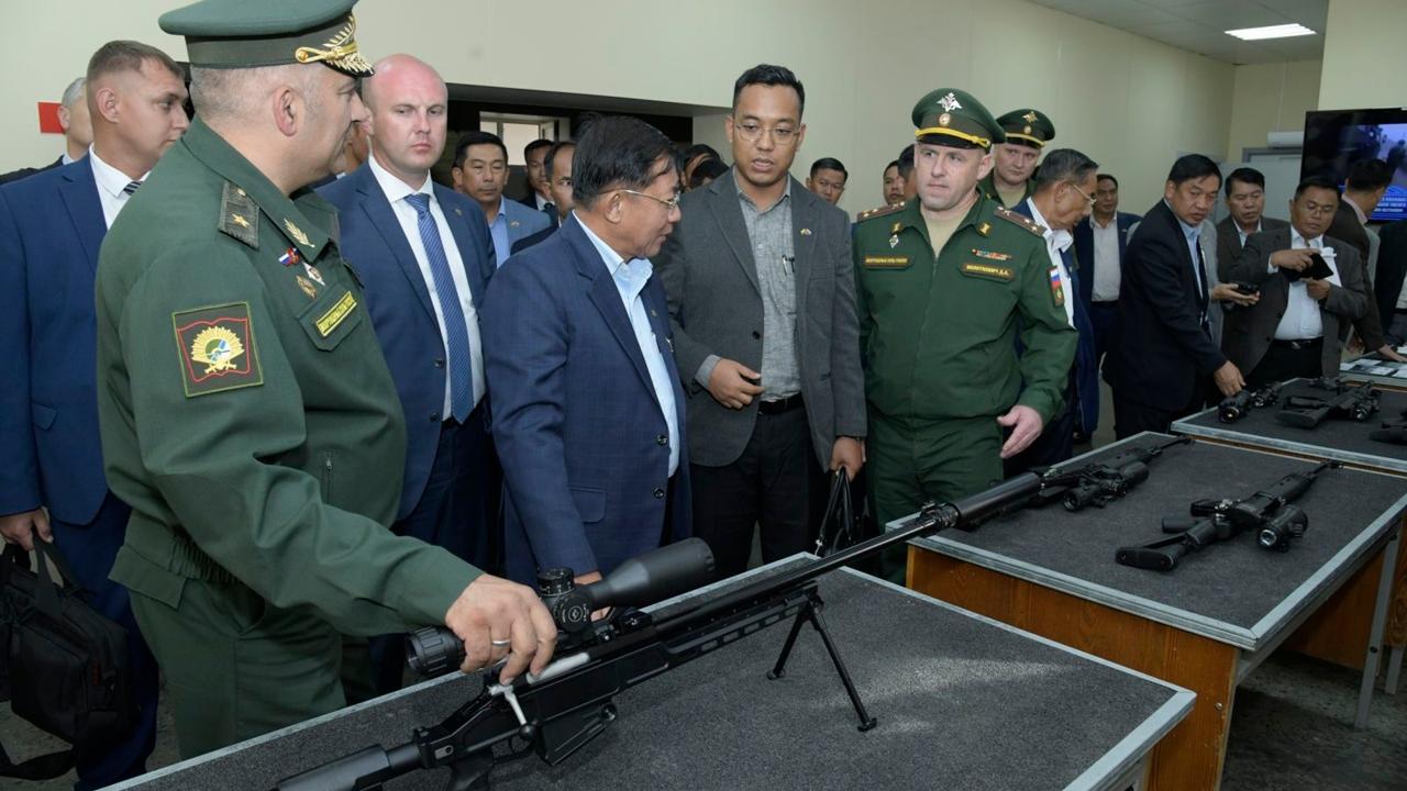 缅军总司令敏昂莱率团抵达新西伯利亚，访问国立大学和高级军事指挥学校