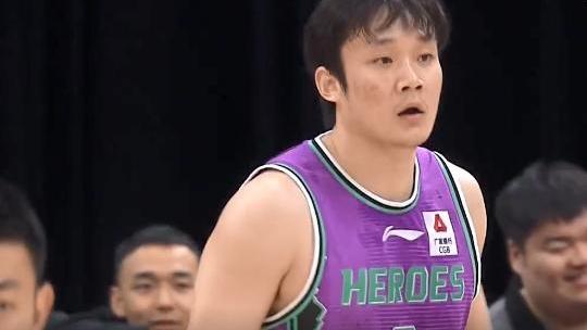 山东男篮|连续追分，山东13-0进攻爆冷广东，陶汉林7+6强硬，赵睿受伤上担架