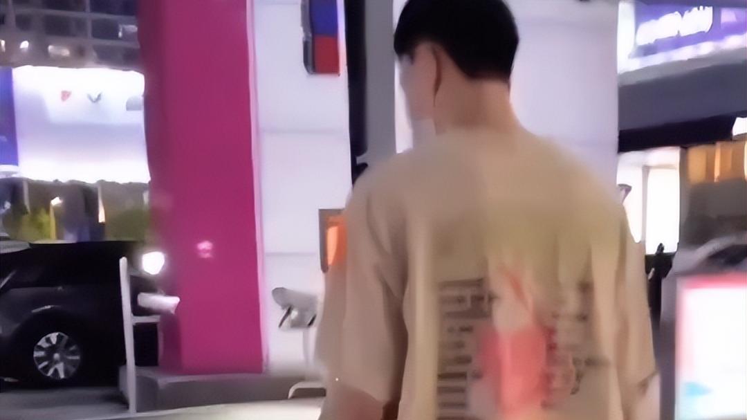 佟丽娅|胡明轩带娃！牵手被套路，却抓小辫子玩耍，袜子相同引瞩目