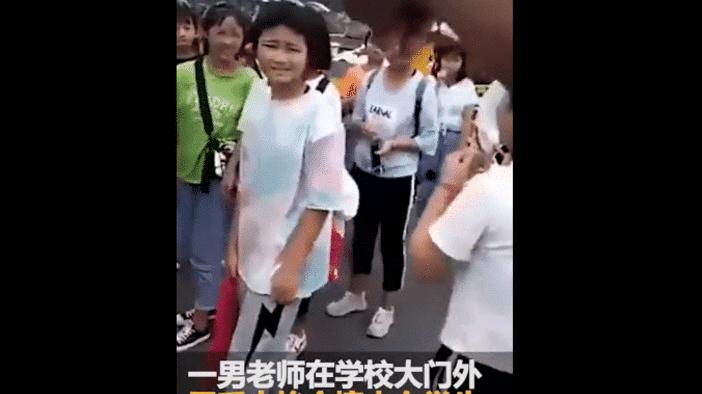 马尾辫 男老师站校门外，拿毛巾给女学生一个个卸妆，不卸完妆不准入校