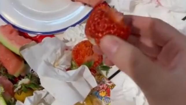 |内蒙古一餐厅水果自助 32元一斤的草莓只吃尖 水果被浪费满桌狼藉