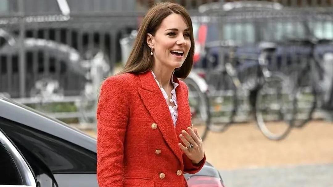 老男人|梅根哈里双双发福！深夜聚会梅根打扮隆重，哈里吃胖变油腻老男人