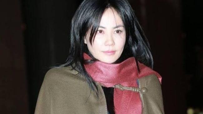 王菲难得素颜亮相，穿连衣裙只披条“毯子”，站寒风中冷到缩脖子
