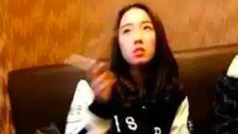 徐静蕾|人前一套人后乱套，5个长得清纯优雅的女明星背地里却是老烟枪，谁是你的意难平