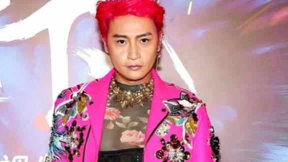 陈志朋|陈志朋前经纪人再发声：为了热搜才奇装异服，每场演出已涨到30万