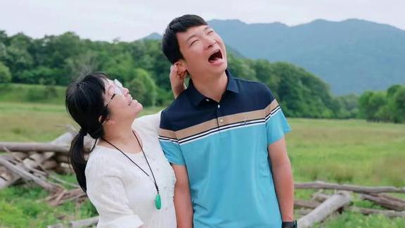 余秀华|杨储策与余秀华分手不到半月，已有新欢，两人坐沙发上有说有笑