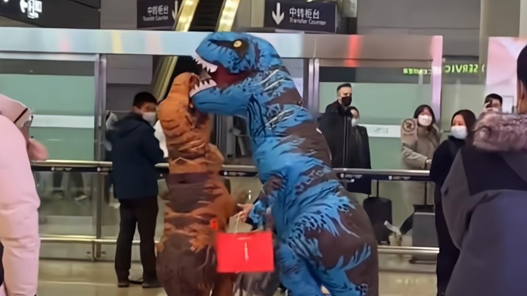 父子俩打扮成“恐龙”去接妈妈，妈妈的反应太有趣，当场划清界限