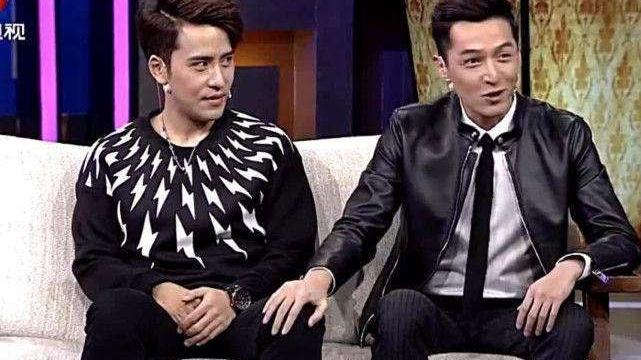 胡歌|扎西顿珠爆料：胡歌在片场不老实，他躺担架上，一直踢金莎的屁股