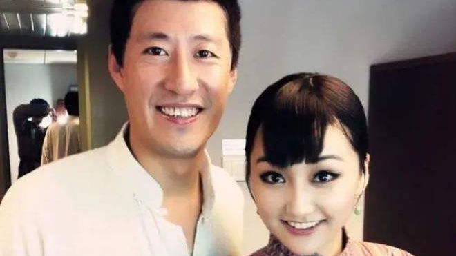 于震|47岁于震晒全家福！结婚10年疑生6个孩子，小13岁娇妻笑得幸福