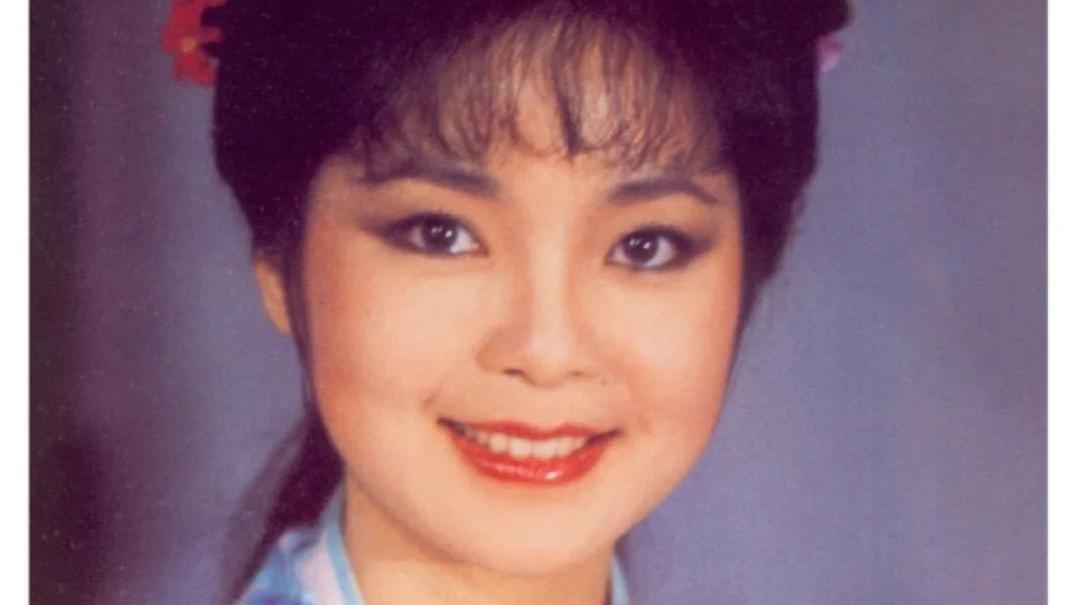 肝脏 邓丽君的裙装穿搭告诉我们：时尚就是一个轮回，至今都想照着穿