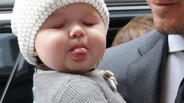 维多利亚|“最会投胎”的贝小七：吐个舌头令全世界萌化，遗传到父亲的颜值