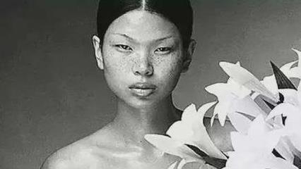 带你看看吕燕住的豪宅，客厅设计回型吊顶，装修比国内超前太多了