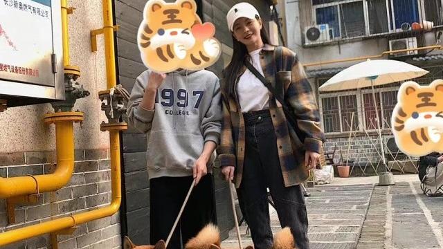 美丽|怀孕了？偶遇沈梦辰牵狗遛弯，小腹凸起身材圆润孕味足