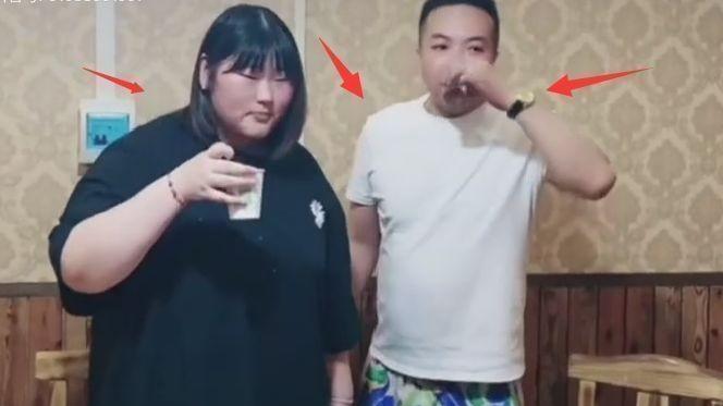 男团|大衣哥女儿与好友聚餐，朱雪梅身材魁梧霸气，网友：像山东大汉