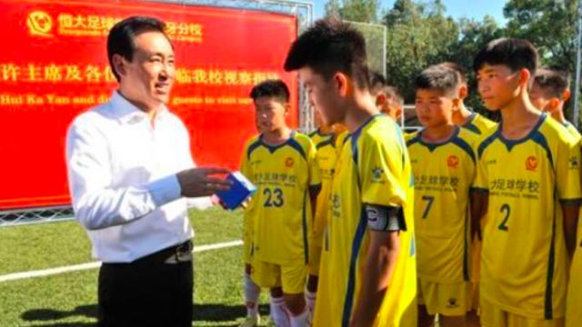 |中国足球谎言戳穿，许家印只用区区60万，看出国足队长郑智真面目