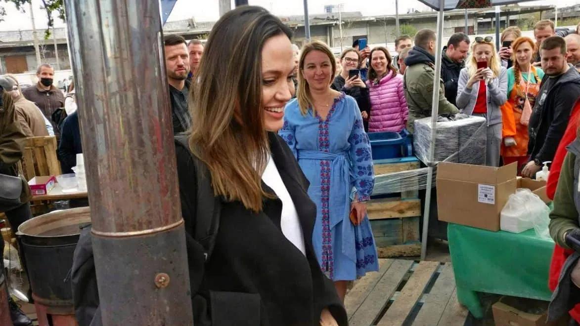 安吉丽娜·朱莉|好莱坞女星在餐厅上完厕所后，他拆下马桶拿到网上卖，竟卖出67万