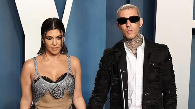 金·卡戴珊|卡戴珊亮相奥斯卡惊艳全场！蓝色液体裙显好身材，造型抓眼又独特