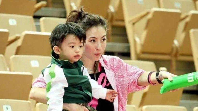 谢振轩|张柏芝大儿子谢振轩道出真相：弟弟是亲生，他不是，网友：三胎是假的？