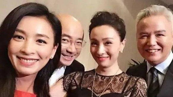 徐峥|50岁徐峥居家隔离浮肿憔悴状态差，和陶虹无互动疑避嫌，夫妻真大难临头各自飞