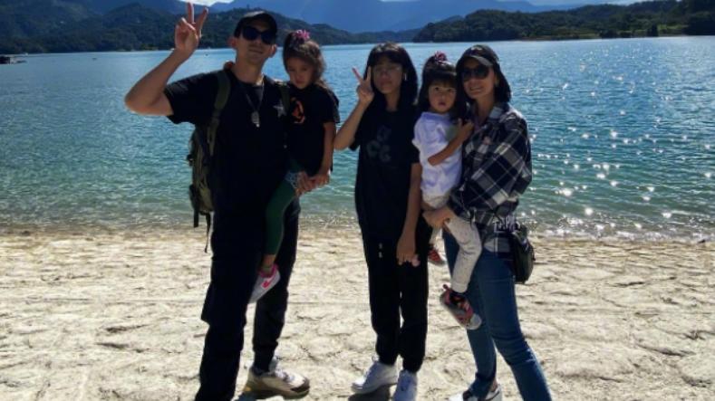 贾静雯|47岁贾静雯豪宅里过节！头顶金蟾蜍太抢镜，女儿门牙掉光好搞笑