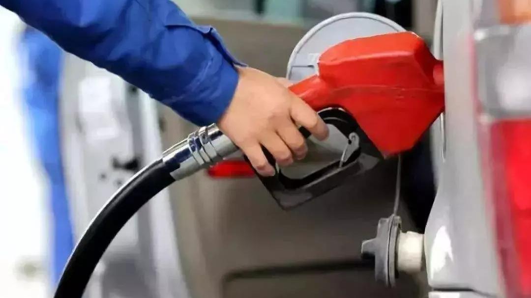 网友：原来油价是分天花板和地板，天花板140美元/桶，地板是40美元/桶