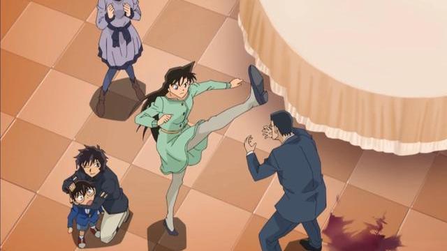 柯南|柯南1103漫改动画，贝尔摩德玛丽喂药名场面来了，抓头发手捏脸