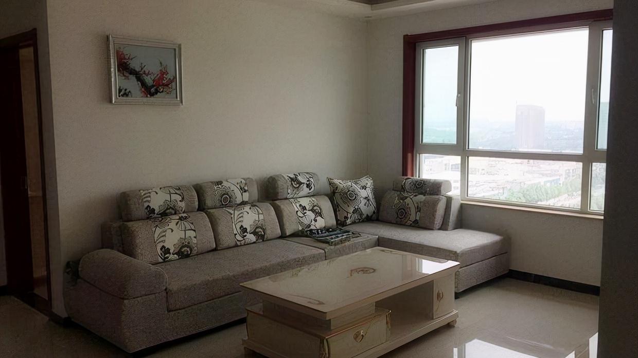 辛苦奋斗8年买新房，装修只花6万，亲戚嘲笑像出租房，心累