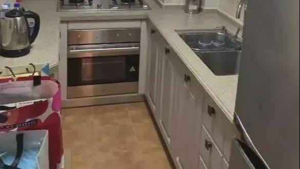 老公在厨房装了个隔板，好看又实用，邻居们看了后纷纷效仿！