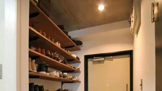 玄关做成下沉式，哪怕面积再小都能坐着换鞋，家里还没灰