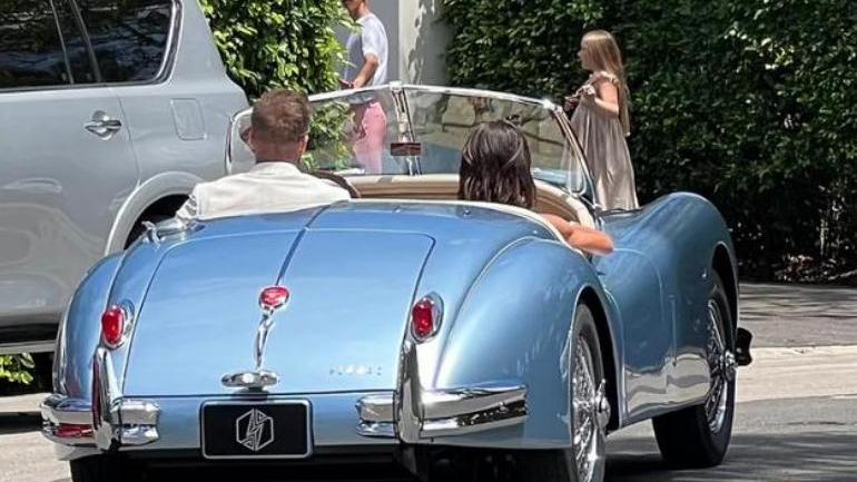 维多利亚·贝克汉姆|贝克汉姆儿子结婚进行：贝嫂送价值4000万的古董豪车给儿媳妇