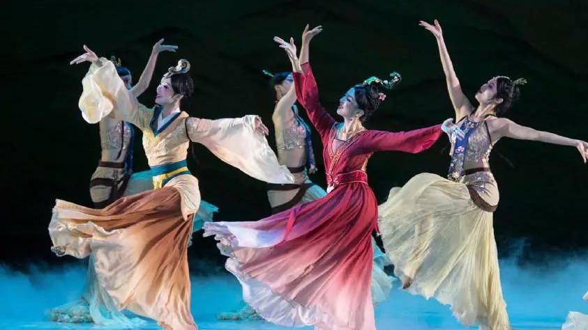 仙女下凡|碾压内娱的“国宝级绝世舞姬”，上综艺后一秒幻灭？网友：仙女下凡，头先着地