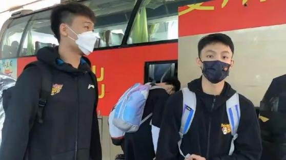 徐杰|广东抵酒店！赵睿背麻袋，徐杰乖巧，朱易专注手机，叶恩调侃机长