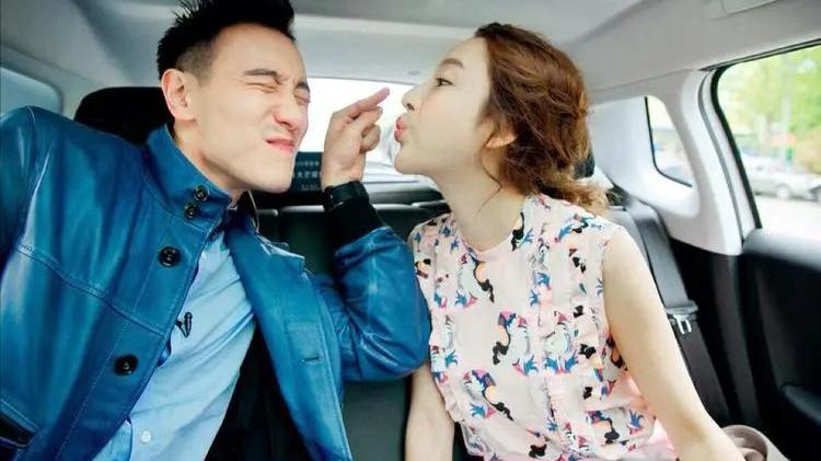 张俪|36岁张俪穿超短裙拍戏，天鹅颈大长腿很突出，至今还单身未婚